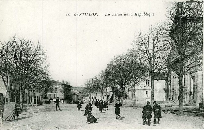 Carte postale ancienne Castillon - Les allées 2