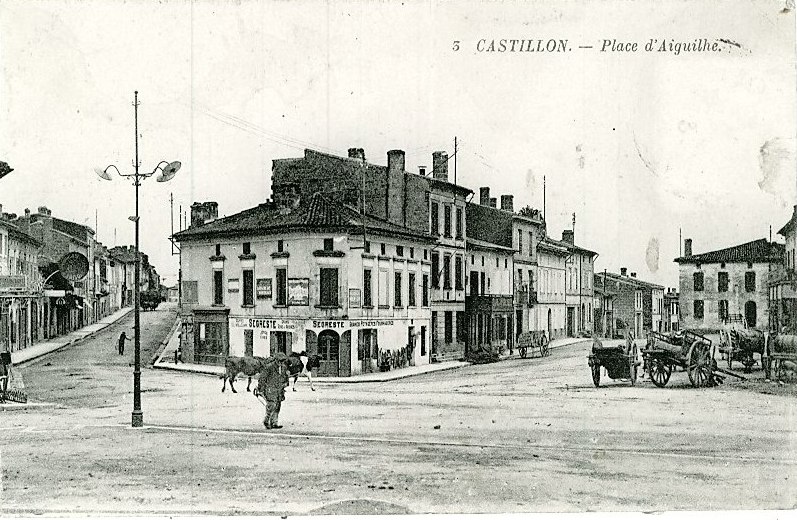 Carte postale ancienne Castillon - Place de l'Aiguille 2
