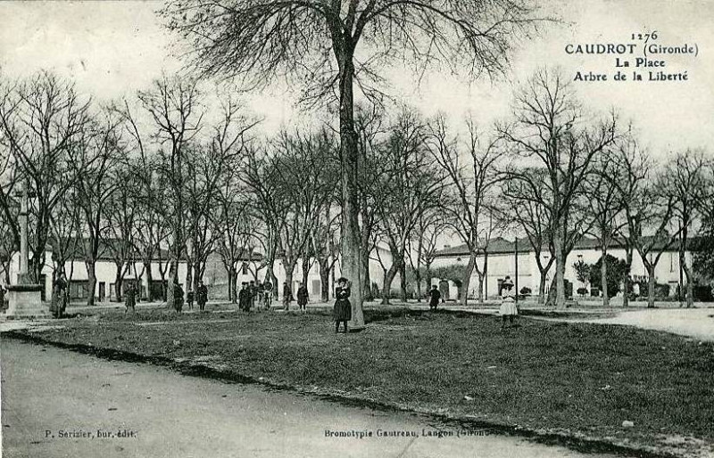 Carte postale ancienne Caudrot - La place 2