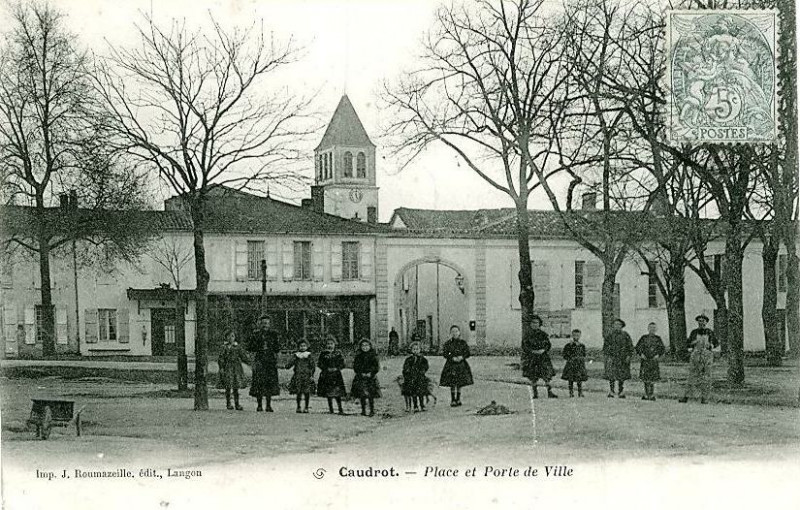 Carte postale ancienne Caudrot - La place 3
