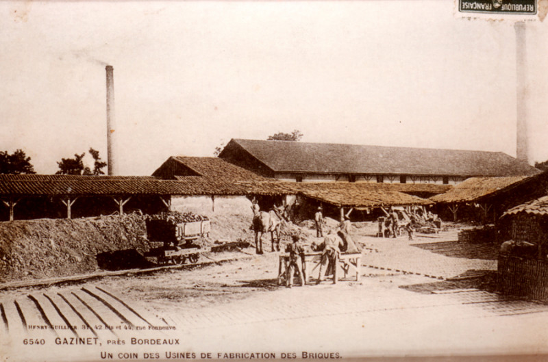 Carte postale ancienne Gazinet, pres Bordeaux. Un coin des Usines de fabrication des Briques
