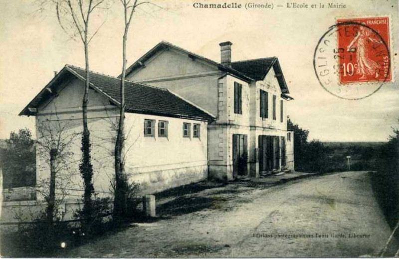 Carte postale ancienne Chamadelle - Mairie et école