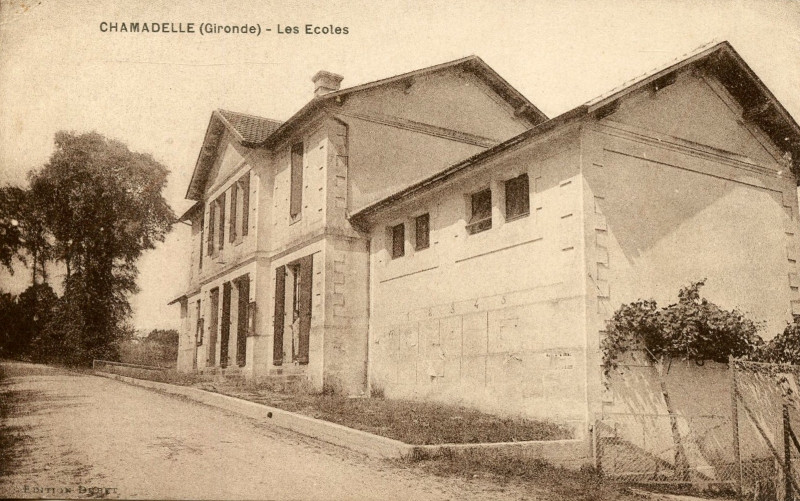 Carte postale ancienne Chamadelle - Mairie et écoles 2