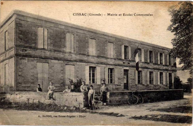 Carte postale ancienne Cissac - Mairie et Ecoles