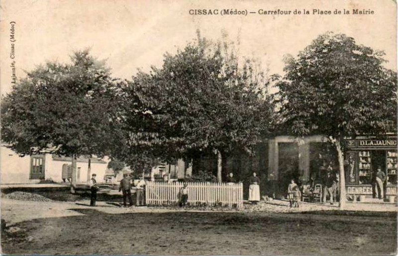 Carte postale ancienne Cissac - Place de la Mairie 1