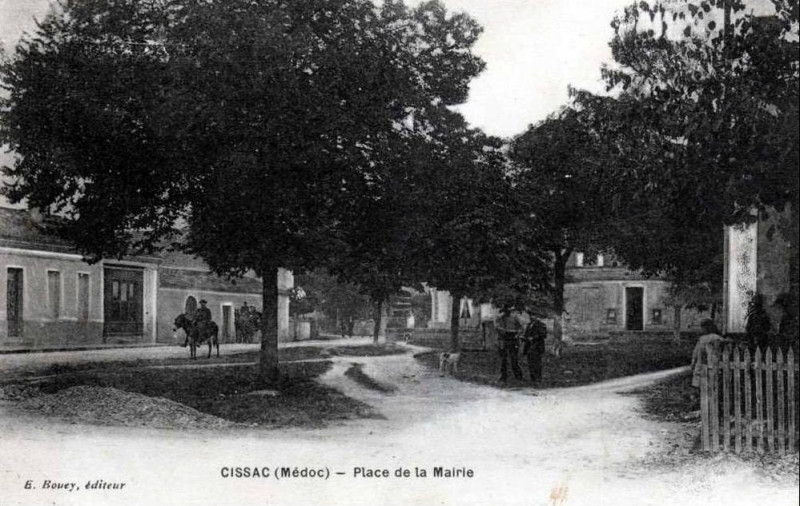 Carte postale ancienne Cissac - Place de la Mairie 3