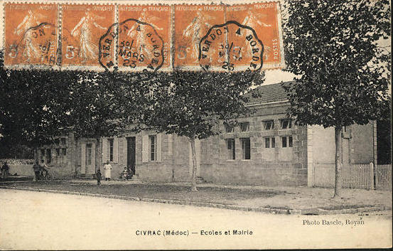 Carte postale ancienne Civrac-en-Médoc - Ecoles et Mairie