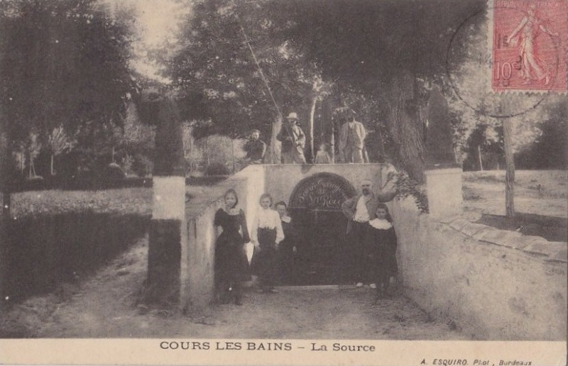 Carte postale ancienne Cours-les-Bains - La source