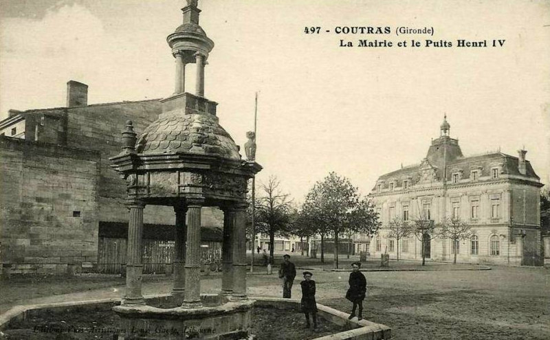 Carte postale ancienne Coutras - Mairie et puits Henri Iv 1