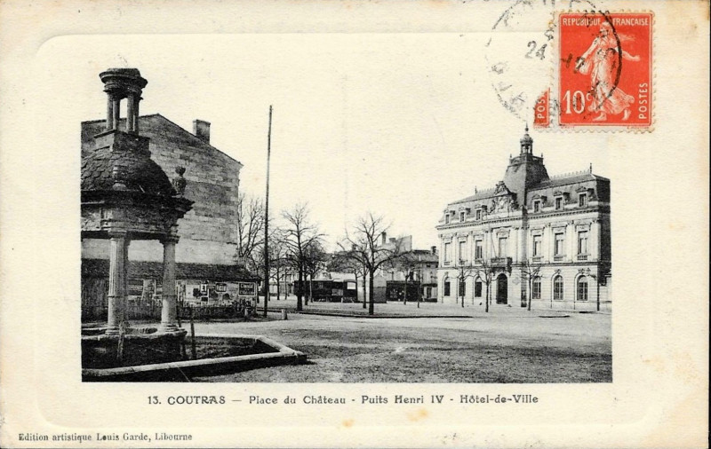 Carte postale ancienne Coutras - Mairie et puits Henri Iv 2