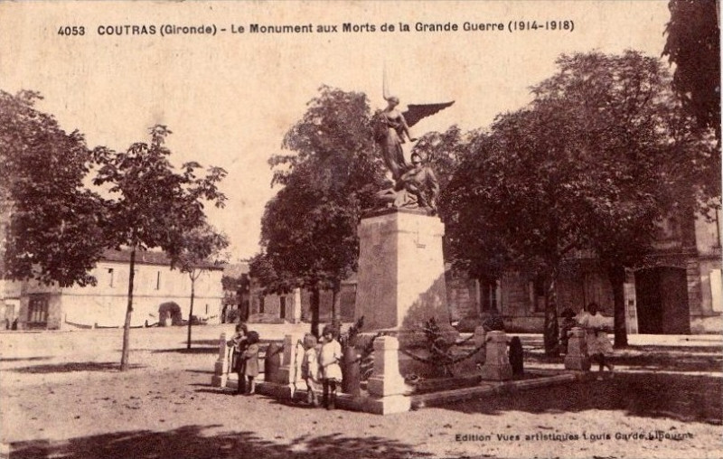 Carte postale ancienne Coutras - monument aux morts 1