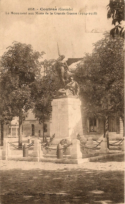 Carte postale ancienne Coutras - monument aux morts 2