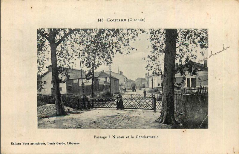 Carte postale ancienne Coutras - passage à niveau