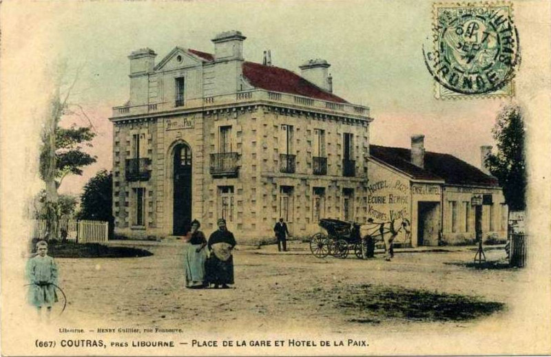 Carte postale ancienne Coutras - Place de la gare 1b