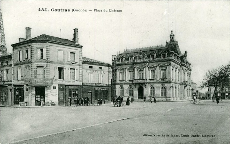 Carte postale ancienne Coutras - Place du château