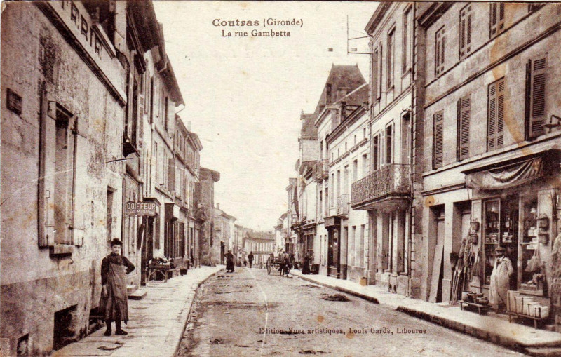 Carte postale ancienne Coutras - rue Gambetta 1