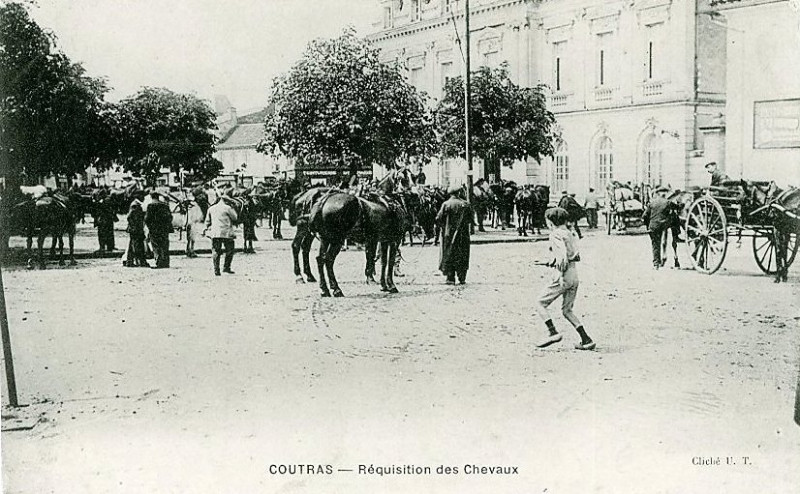 Carte postale ancienne Coutras - réquisition des chevaux