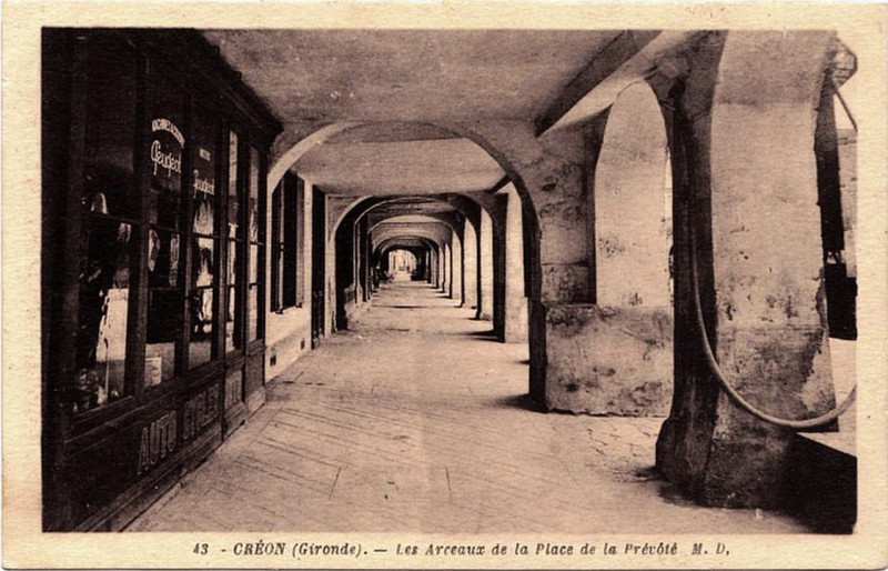 Carte postale ancienne Creon place-de-la-prevote 5