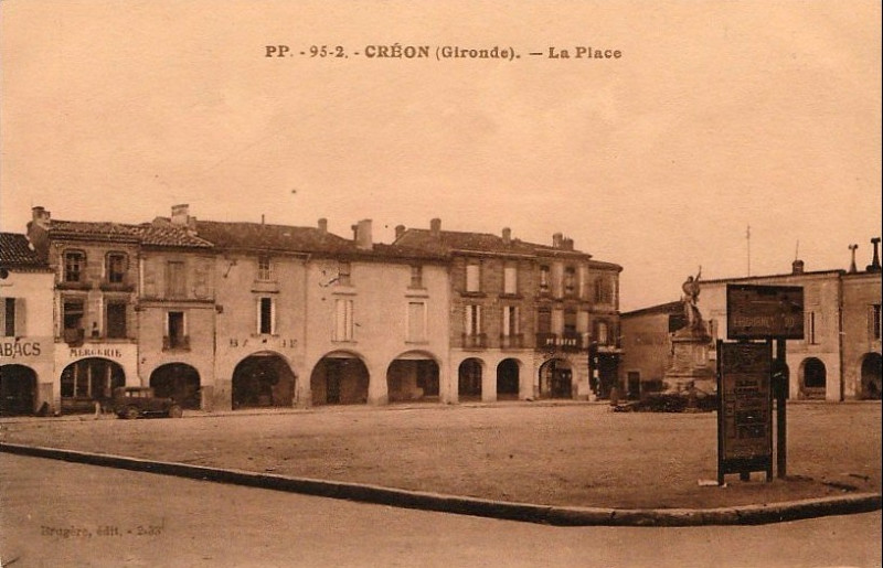 Carte postale ancienne Creon place-hotel-de-ville 2