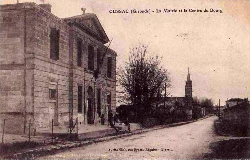 Carte postale ancienne Cussac-Fort-Médoc - Mairie et bourg 1