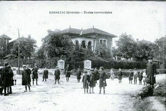 Carte postale ancienne Donnezac - Groupe scolaire 2