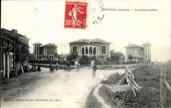 Carte postale ancienne Donnezac - Groupe scolaire
