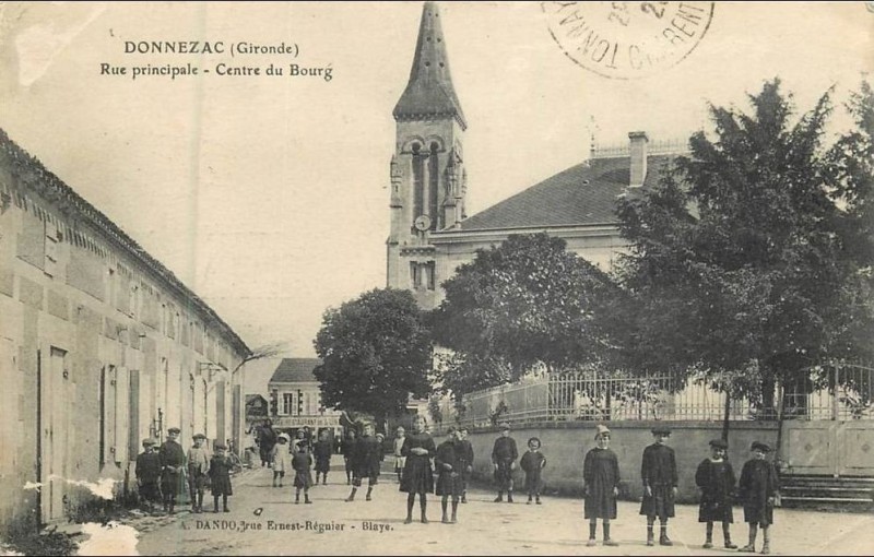 Carte postale ancienne Donnezac - rue-principale