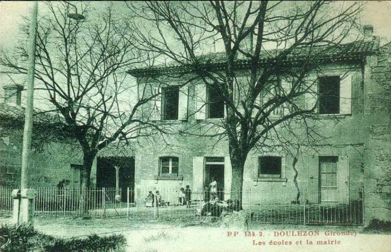 Carte postale ancienne Doulezon - Mairie et école