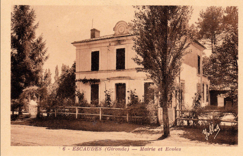 Carte postale ancienne Escaudes - Mairie et écoles