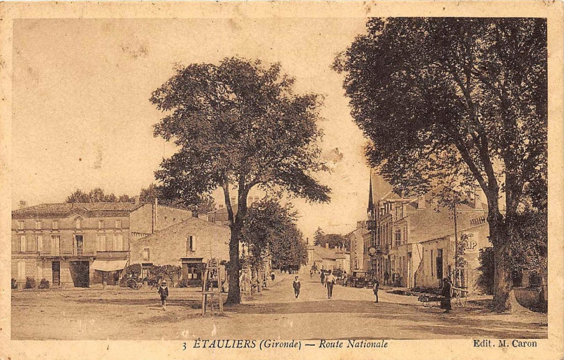 Carte postale ancienne Etauliers - bourg 11