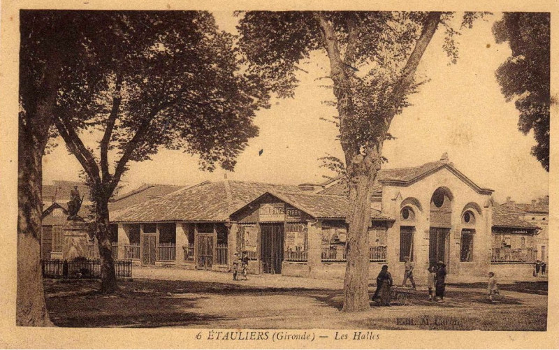 Carte postale ancienne Etauliers - Halles 1