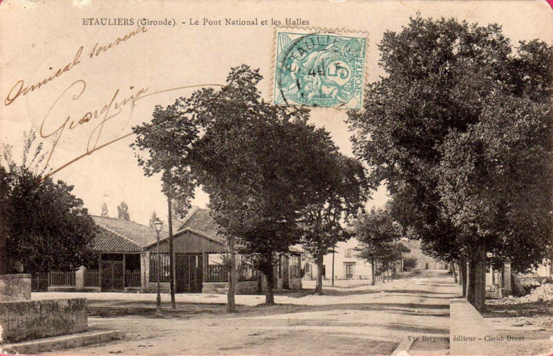 Carte postale ancienne Etauliers - Halles 3