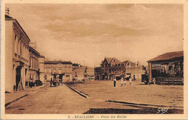 Carte postale ancienne Etauliers - Halles 4
