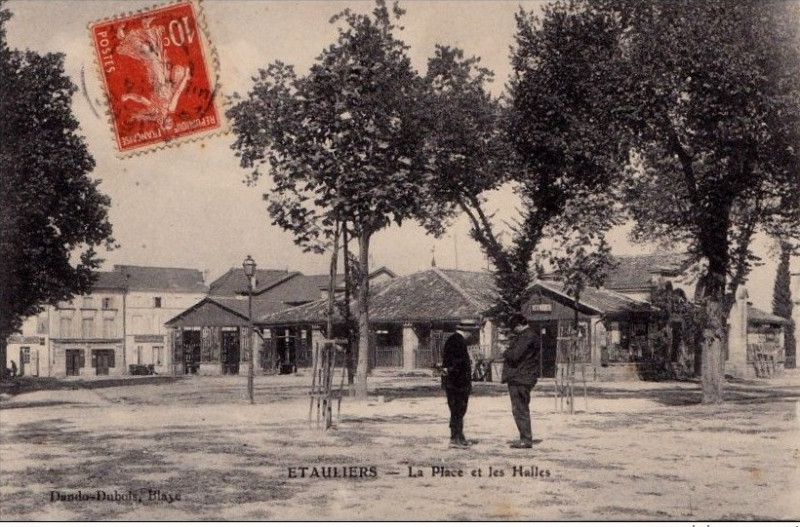 Carte postale ancienne Etauliers - Halles 6