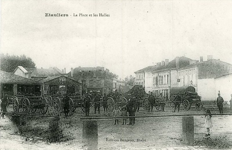 Carte postale ancienne Etauliers - Halles 7