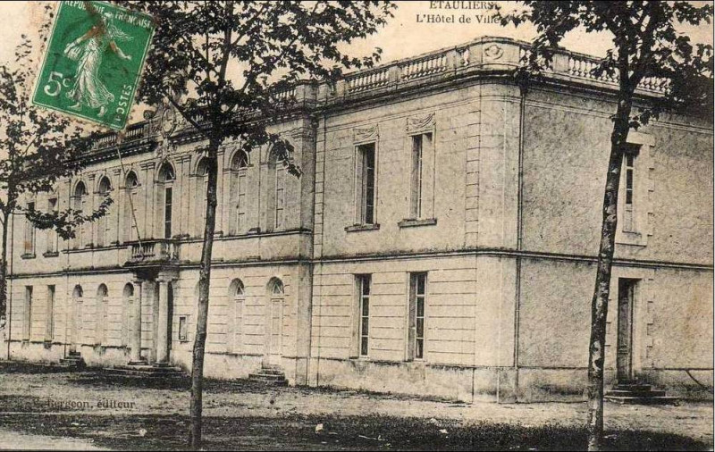 Carte postale ancienne Etauliers - Mairie 2