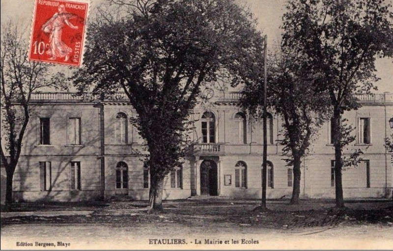 Carte postale ancienne Etauliers - Mairie 3