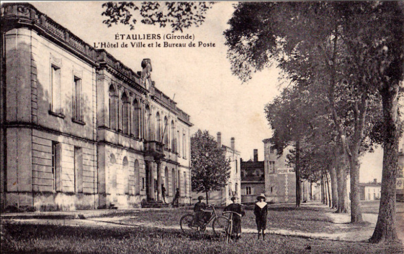 Carte postale ancienne Etauliers - Mairie 4
