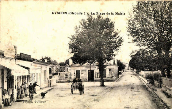 Carte postale ancienne Eysines - Place de la Mairie 1