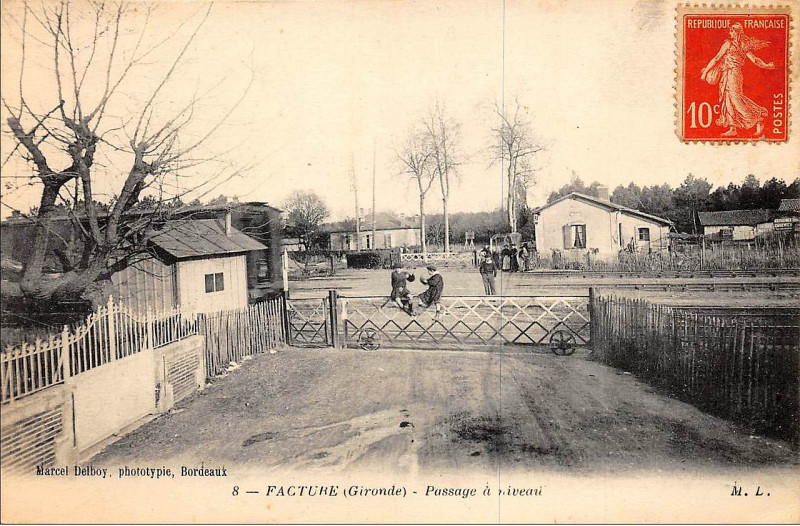 Carte postale ancienne Facture - passage à niveau 2