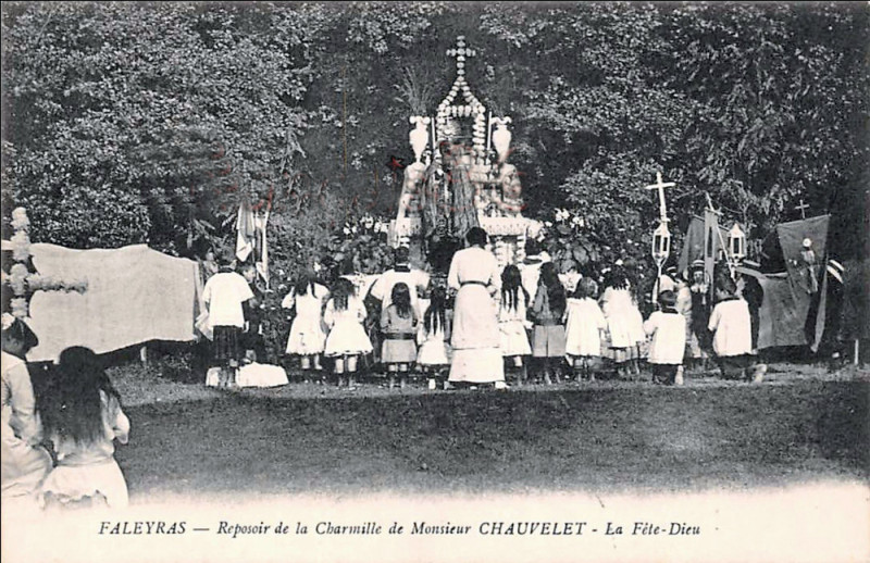 Carte postale ancienne Faleyras - Procession de la Fête-Dieu 2