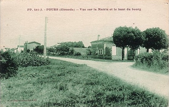 Carte postale ancienne Fours - Mairie et bourg