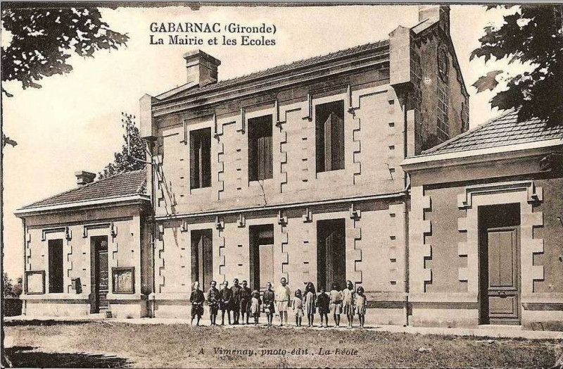 Carte postale ancienne Gabarnac - Mairie et les écoles