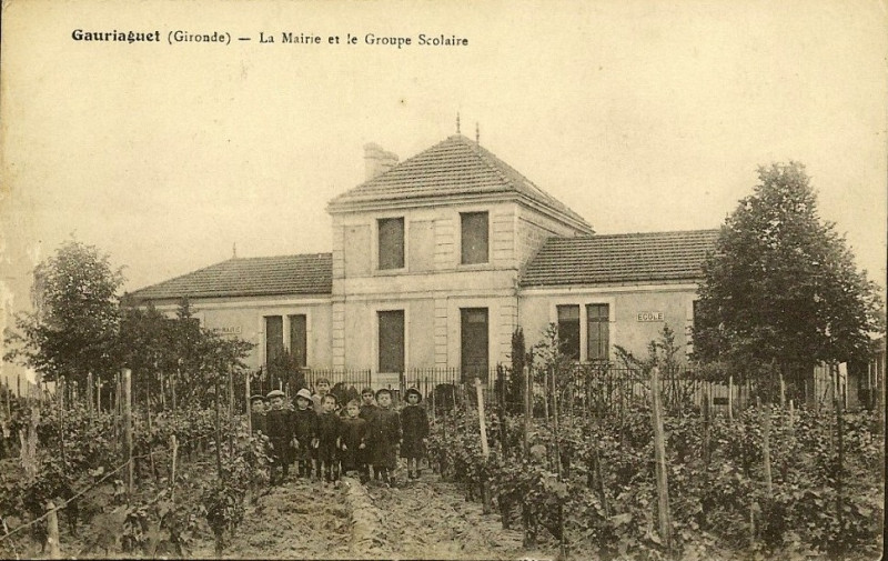 Carte postale ancienne Gauriaguet - Mairie et écoles
