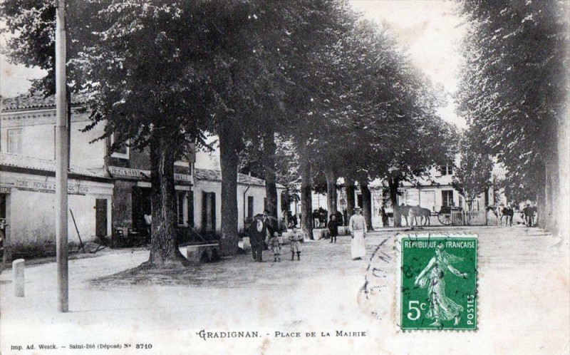Carte postale ancienne Gradignan - Place de la Mairie