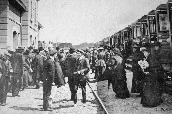 Carte postale ancienne Descente des voyageurs en gare de Lacanau-Océan à Lacanau