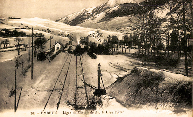 Carte postale ancienne Embrun Ligne du chemin de fer la gare