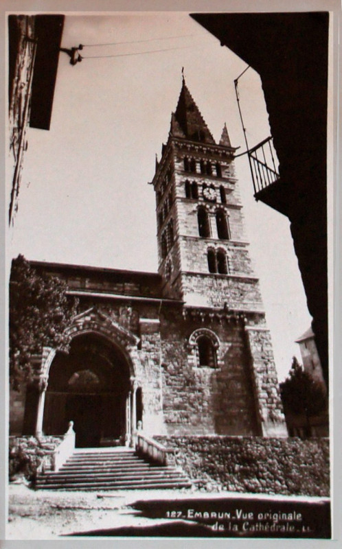 Carte postale ancienne Embrun porche des lions