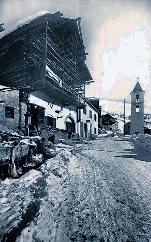 Carte postale ancienne Saint-Véran entréee du village et Temple