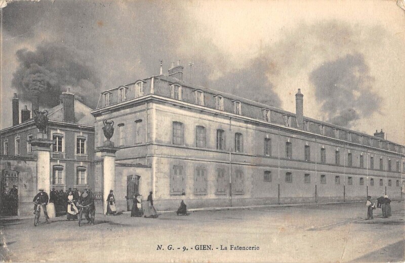 Carte postale ancienne Gien La Faiencerie